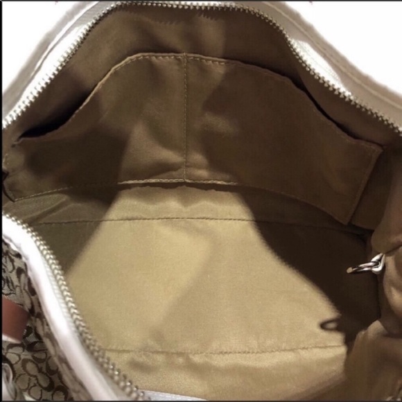 🌟 Signature Coach Shoulder Bag - Picture 7 of 12